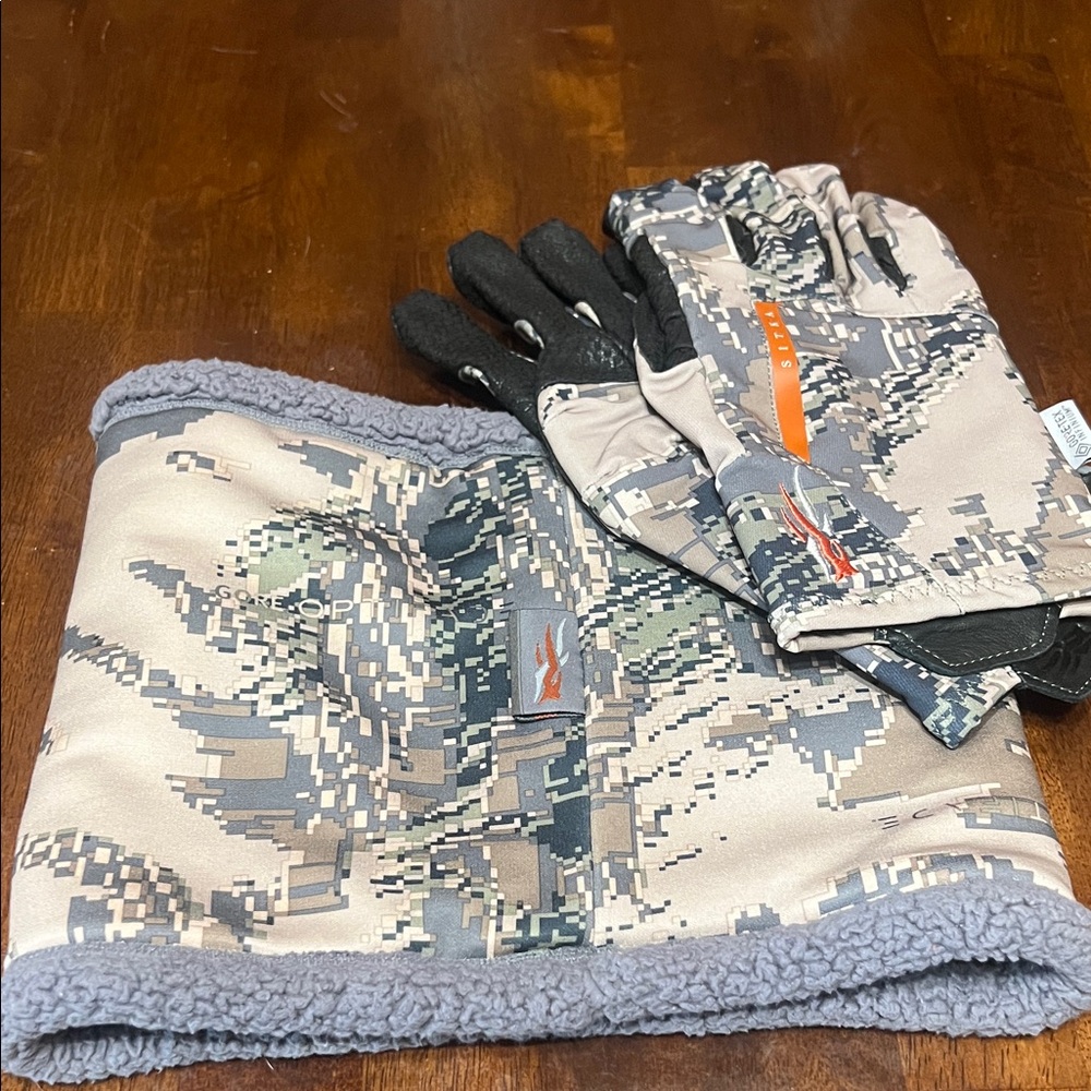 Sitka neck gatter and gloves bundle. Never used.